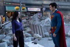 Lois Lane és Superman megállnak Metropolis romjai között (Kép forrása: Warner Bros. Pictures / Jessica Miglio via Batman News)