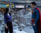 Lois Lane és Superman megállnak Metropolis romjai között (Kép forrása: Warner Bros. Pictures / Jessica Miglio via Batman News)