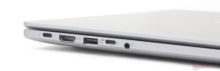 Bal oldalon: 2x USB-C Thunderbolt 4 DisplayPort 2.1 + Power Delivery támogatással, HDMI 2.1, USB-A 3.2 Gen. 1 (5 Gbps), 3,5 mm-es fejhallgató-csatlakozó