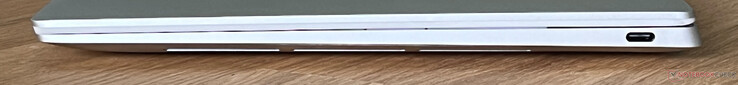 Rendben: USB-C 4.0 Thunderbolt 4 (40 GBit/s, DisplayPort ALT mód 2.1, Power Delivery)