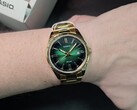 A Casio legújabb, megfizethető öltönyóra ragyogó zöld számlapot és barázdált keretet kombinál