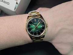 A Casio legújabb, megfizethető öltönyóra ragyogó zöld számlapot és barázdált keretet kombinál