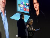 Huang elfogadja a Surface RT-t: mögötte egy 2012-es bemutató fotója.