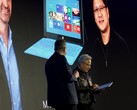 Huang elfogadja a Surface RT-t: mögötte egy 2012-es bemutató fotója.