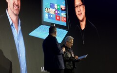 Huang elfogadja a Surface RT-t: mögötte egy 2012-es bemutató fotója.