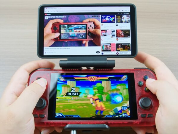 A Dual Screen Add-on egy videóból, amely a Retroid Pocket 4 Pro készülékkel való használatot mutatja. (Kép forrása: Retroid)