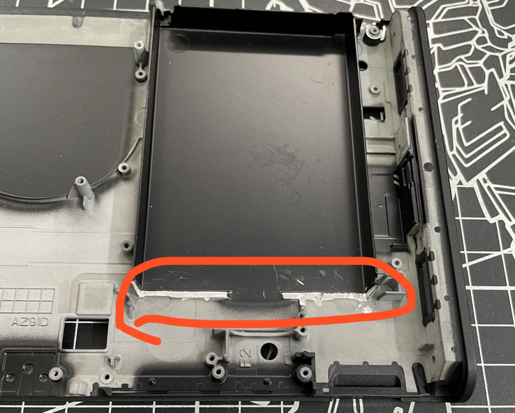 A Switch 2-n az új akkumulátor beillesztéséhez kivágandó rész területe