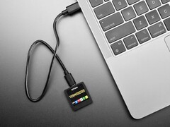 TermDriver 2 USB-soros adapter, amely valós idejű soros adatokat jelenít meg a beépített kijelzőn