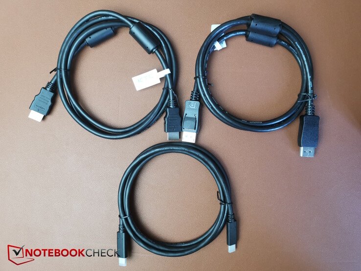 HDMI, DisplayPort és USB-C kábelek tartozékként mellékelve