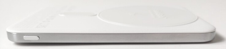 Bekapcsológomb a bal szélén.