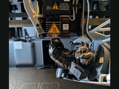 Egy pacalnyi filament a Bambu Lab 3D nyomtató fúvókáján