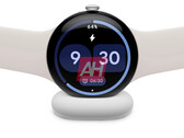 A "Pixel Watch 4" egy töltőn. (Kép forrása: Android Headlines)