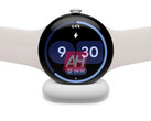 A "Pixel Watch 4" egy töltőn. (Kép forrása: Android Headlines)