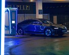 Egy Hyundai EV töltés egy modern töltőállomáson (Kép forrása: Yrka Pictured via Unsplash; kivágva)