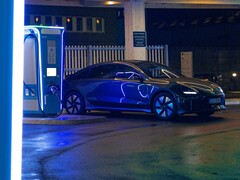 Egy Hyundai EV töltés egy modern töltőállomáson (Kép forrása: Yrka Pictured via Unsplash; kivágva)