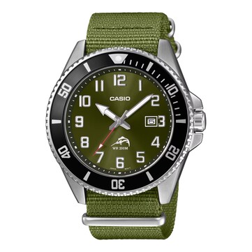 Casio Duro MDV106C-3AV búváróra olívazöld, napsugaras mintázatú számlappal, hangsúlyos arab számokkal, fekete lünettával, rozsdamentes acél tokkal és hozzáillő zöld szövetszíjjal.