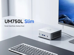 A Minisforum UM750L Slim egyetlen ezüst színben kapható, kontrasztos bekapcsológombbal. (Kép forrása: Minisforum)