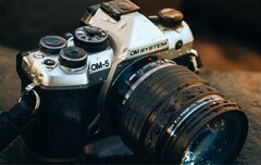 Az OM System újra piacra dobja az OM-5-öt USB-C-vel és ergonómiai fejlesztésekkel. (Kép forrása: OM System)