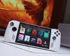 Moddolt Asus ROG Ally 90Wh-s akkumulátorral és egyedi 3D nyomtatott hátlappal, SteamOS-t futtatva, és AAA és indie játékok könyvtárát mutatja be a kezdőképernyőn. (Kép forrása: Miner TechTips / YouTube)