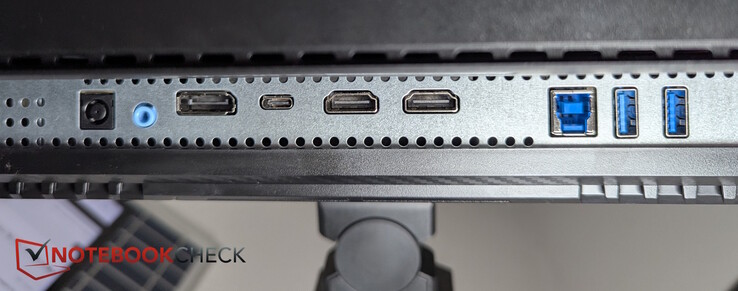 Balról jobbra: USB-C, 2x HDMI, USB-B, 2x USB-A, 2x USB-B, 2x USB-A