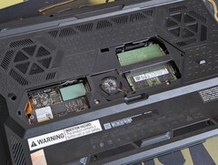 Raider 16 HX Max az alsó alpanel eltávolításával, amely feltárja a SODIMM- és SSD-helyeket