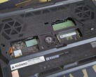 Raider 16 HX Max az alsó alpanel eltávolításával, amely feltárja a SODIMM- és SSD-helyeket