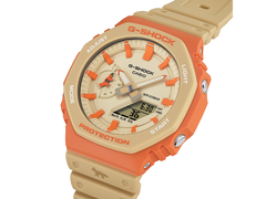 A Casio G-Shock x Maison Kitsuné GA-2110MK-5A kollab, fehér háttér előtt. (Kép forrása: Casio)