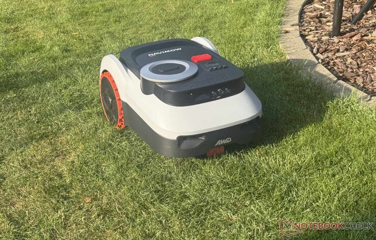 A Navimow i210 LiDAR Pro működés közben