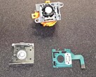 Nintendo Switch 2 Joy-Con 2 szétszedése az analóg bot alkatrészeinek bemutatásával. (Kép forrása: moshi_yo a Reddit-en)