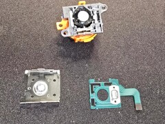 Nintendo Switch 2 Joy-Con 2 szétszedése az analóg bot alkatrészeinek bemutatásával. (Kép forrása: moshi_yo a Reddit-en)