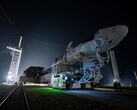 A Falcon 9 rakéta egy SpaceX Dragon űrhajó a kilövéshez az indítóállás felé tartva (Kép forrása: SpaceX)