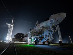 A Falcon 9 rakéta egy SpaceX Dragon űrhajó a kilövéshez az indítóállás felé tartva (Kép forrása: SpaceX)
