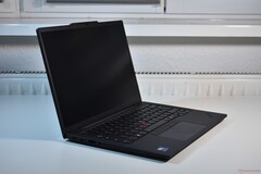 Maximális hatékonyság: A Lenovo ThinkPad T14s Gen 6 megmutatja, miért tökéletes választás a Lunar Lake az üzleti laptopok számára, a képen: Lenovo ThinkPad T14s Gen 6 (Kép forrása: Benjamin Herzig/Notebookcheck.com)
