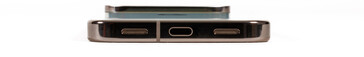 Alul: USB 3.2 csatlakozó, mikrofon