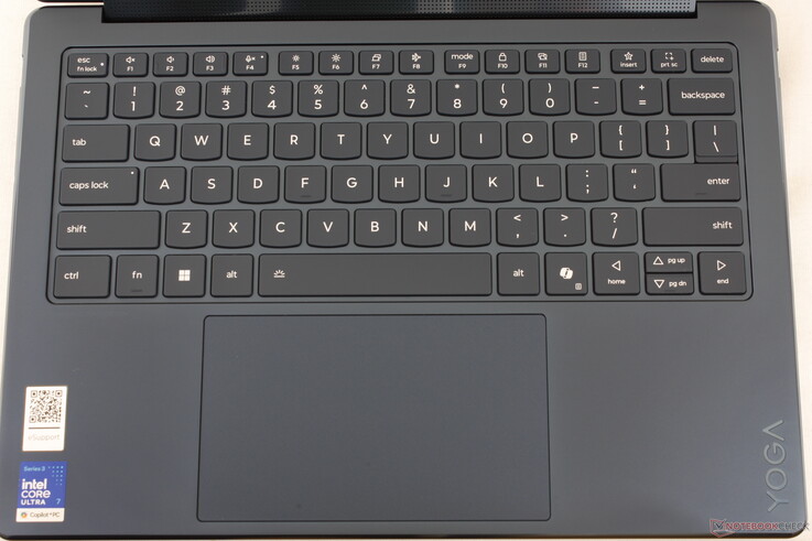 A billentyűfeliratok most középre vannak igazítva a letisztultabb megjelenés érdekében. Egyébként a gépelési élmény és a clickpad mérete megegyezik a tavalyi Yoga 9-in-1 G10-ével