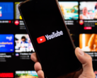 YouTube alkalmazással rendelkező okostelefon. (Kép forrása: noyb)