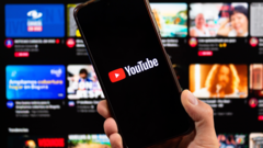 YouTube alkalmazással rendelkező okostelefon. (Kép forrása: noyb)