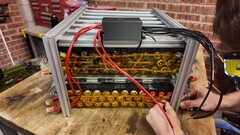 Egy kép a párologtatókból származó akkumulátorokból épített akkumulátorcsomagról (Kép forrása: Chris Doel, képernyőfotó)