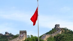 A kínai zászló a kínai Nagy Fal háttérben