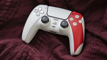 Az új God of War 20th Anniversary DualSense kontroller. (Kép forrása: PlayStation)