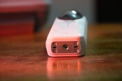 Az Insta360 X5 már mágneses rögzítő rendszerrel érkezik (Kép forrása: Abhinav Fating/Notebookcheck)
