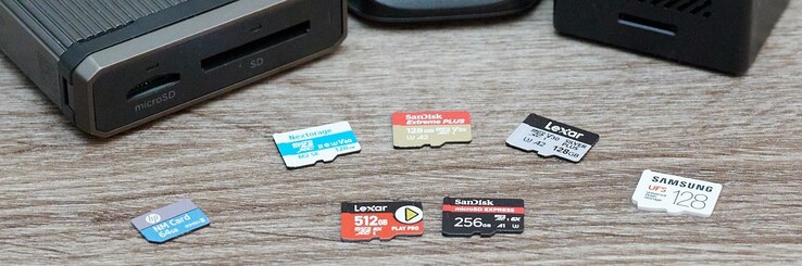 A tesztmező: Két MicroSD Express kártya három UHS-kártyával szemben. A Sony Tough hiányzik, mivel azt használták a felvételek készítéséhez. Kívülről: Két szintén viszonylag új memóriakártya-formátum, amelyek nem tudtak érvényesül