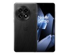 A OnePlus 13 (a képen) enyhén hajlított kijelzővel rendelkezik. (Kép forrása: OnePlus)