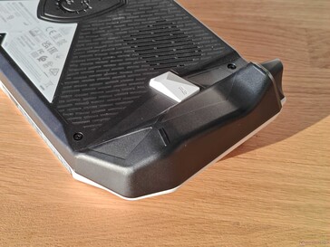 Az AMD verzió sokkal szögletesebb vázzal rendelkezik... (kép forrása: Notebookcheck)