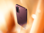 A OnePlus N6x bordóvörös színben.