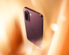 A OnePlus N6x bordóvörös színben.