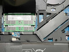 A RAM-helyek és a két SSD-hely...