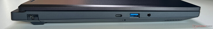 Balra: Ethernet (2,5 GBit/s), USB-C 3.2 Gen 2 (10 GBit/s, DisplayPort 1.4a, 100 wattos Power Delivery), USB-A 3.2 Gen 1 (5 GBit/s), 3,5 mm-es hangszóró