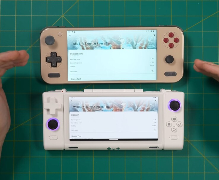 Az Ayaneo Pocket S2 Pro (felül látható) és a OneXSugar Sugar 1 (alul látható) kézi játékkonzolok összehasonlítása, mindkettő a 3DMark Wild Life Extreme Stress Test eredményeit jeleníti meg a képernyőn. (A kép forrása: Retro Game Corps a YouTube-on)
