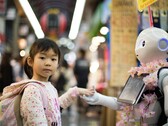 Bill Gates: Gates: A mesterséges intelligencia megszünteti a globális orvos- és tanárhiányt. Képeken: Egy lány, aki egy robot kezét fogja (Kép forrása: Andy Kelly, Unsplash)
